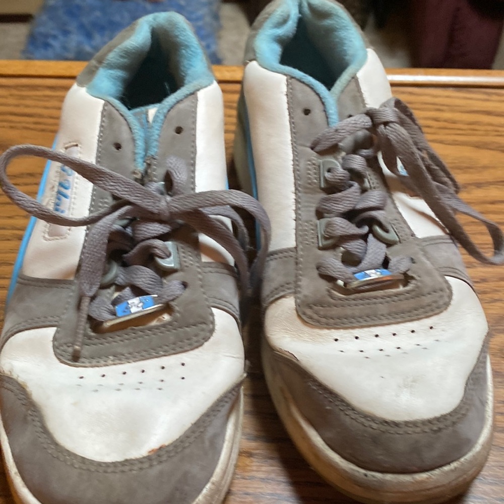 Woman 7-1/2 G-Unit sneakers